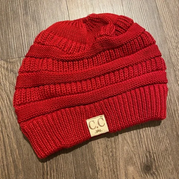 CC beanie with ponytail hole - Picture 1 of 3